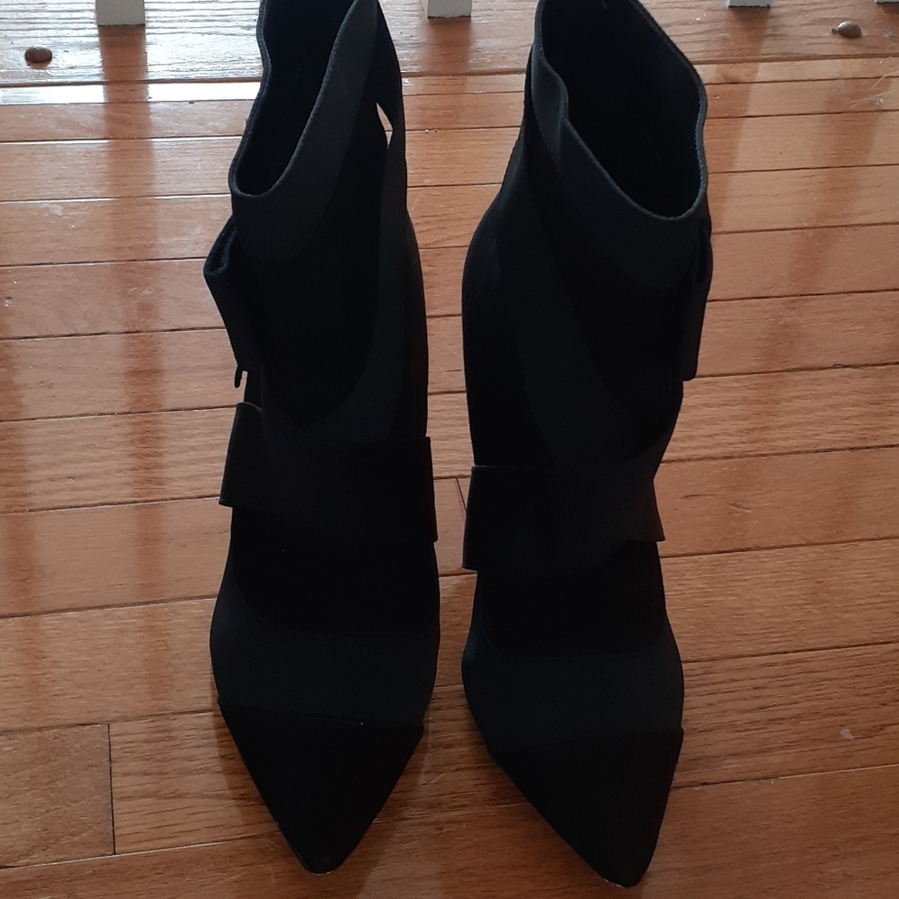 🥳🥳SOLD🥳🥳Cute black Booties w/ribbon detail.